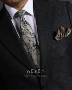 ست کراوات و دستمال‌ جیب مردانه طرح بته‌ جقه سبز طلایی