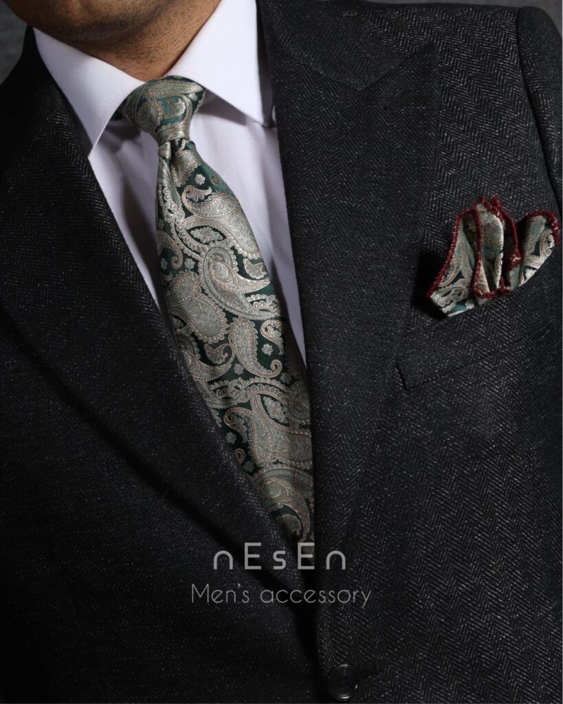 ست کراوات و دستمال‌جیب مردانه طرح بته‌جقه سبز طلایی