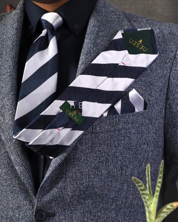 ست کراوات و دستمال جیب مردانه NESEN | طرح کجراه سرمه‌ای سفید T138