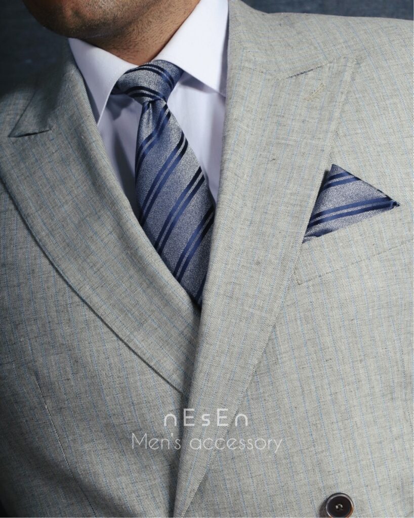 ست کراوات و دستمال جیب مردانه نسن - نقره‌ای آبی - طرح کجراه T79