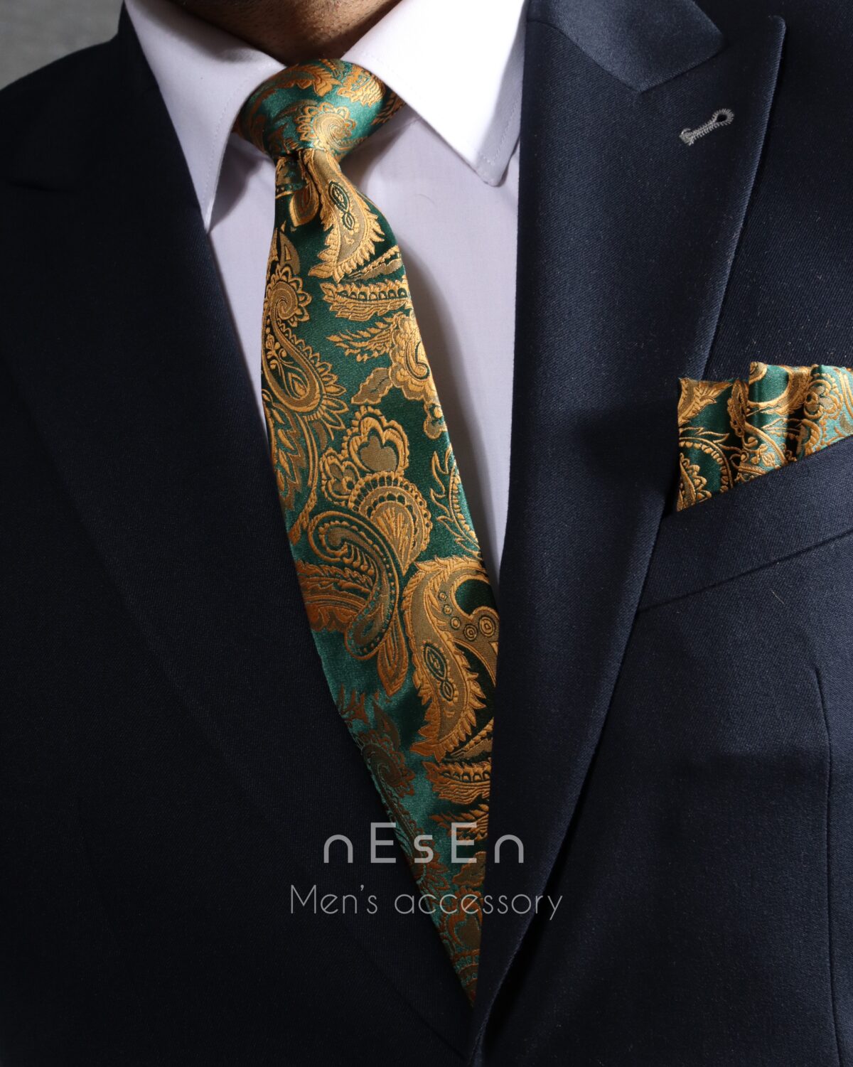 ست کراوات و دستمال‌جیب مردانه نسن | طرح بته‌جقه سبز طلایی T88