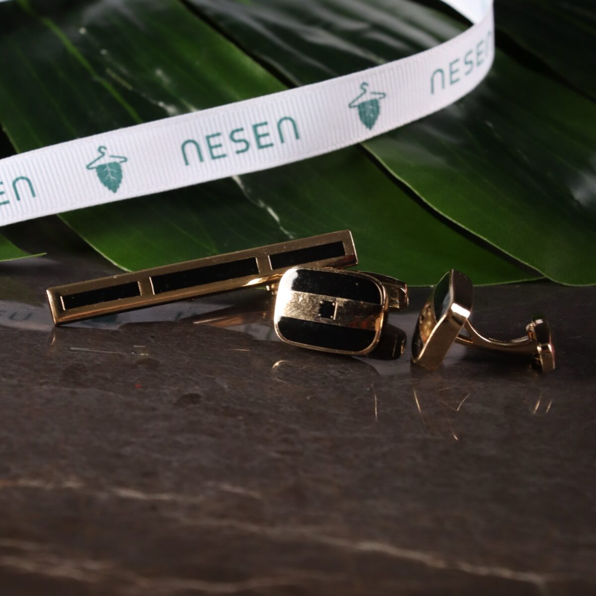 ست دکمه سردست و گیره کراوات مشکی طلایی NESEN مدل ST12