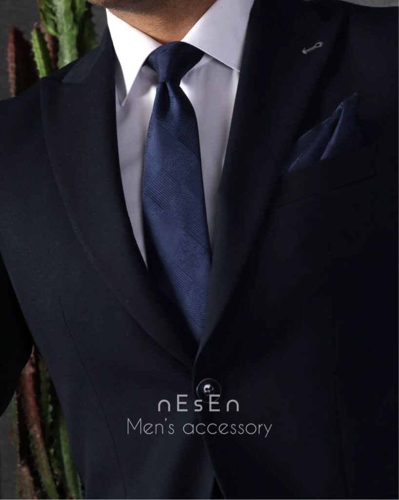 ست کراوات و پوشت مردانه NESEN - طرح چهارخانه سرمه‌ای T109