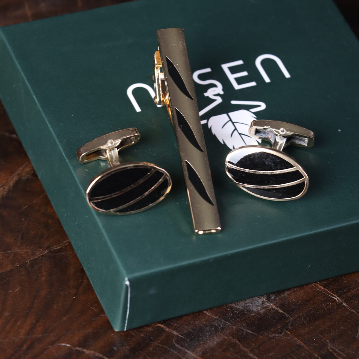 ست دکمه سردست و گیره کراوات مشکی طلایی NESEN مدل ST10