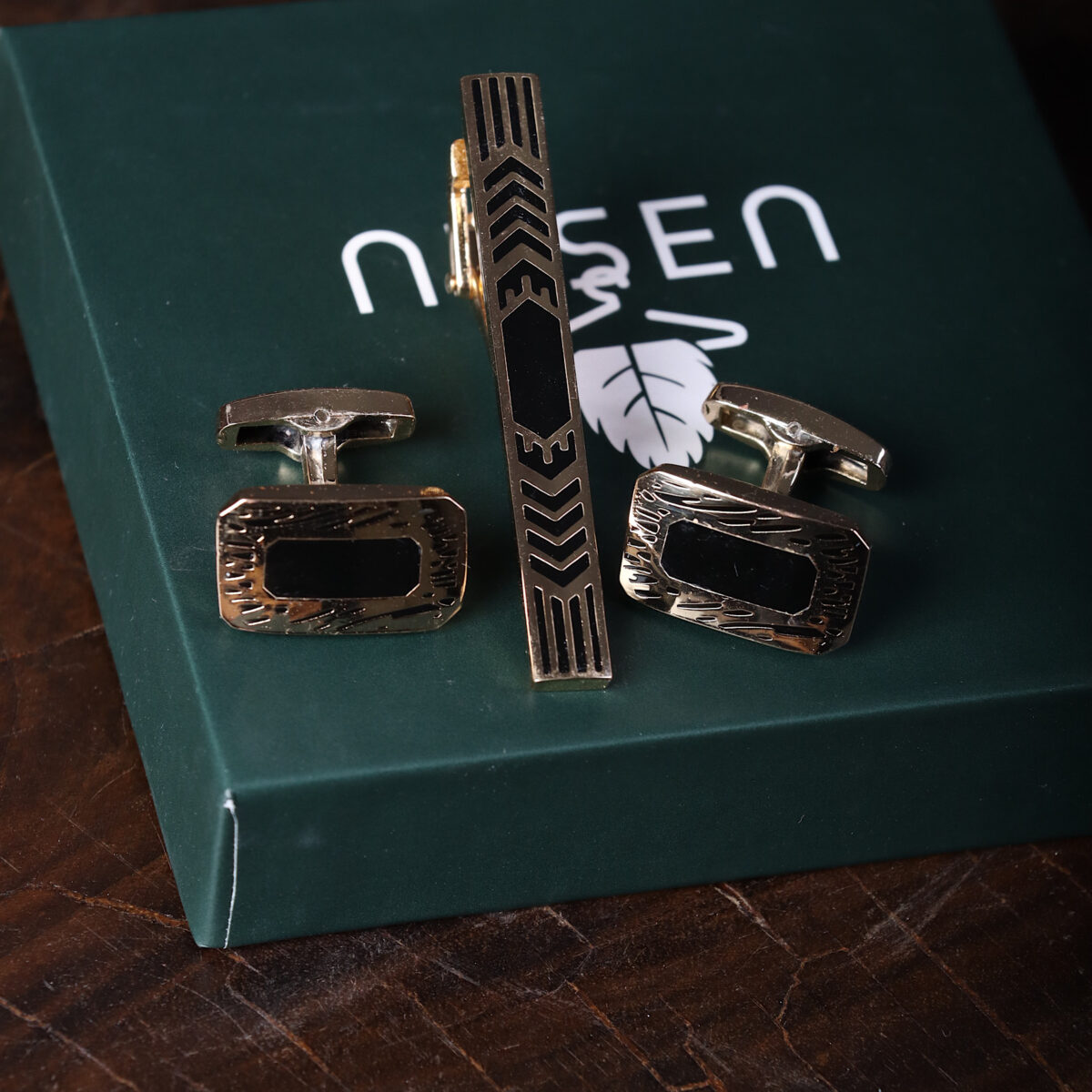 ست دکمه سردست و گیره کراوات مشکی طلایی NESEN مدل ST3