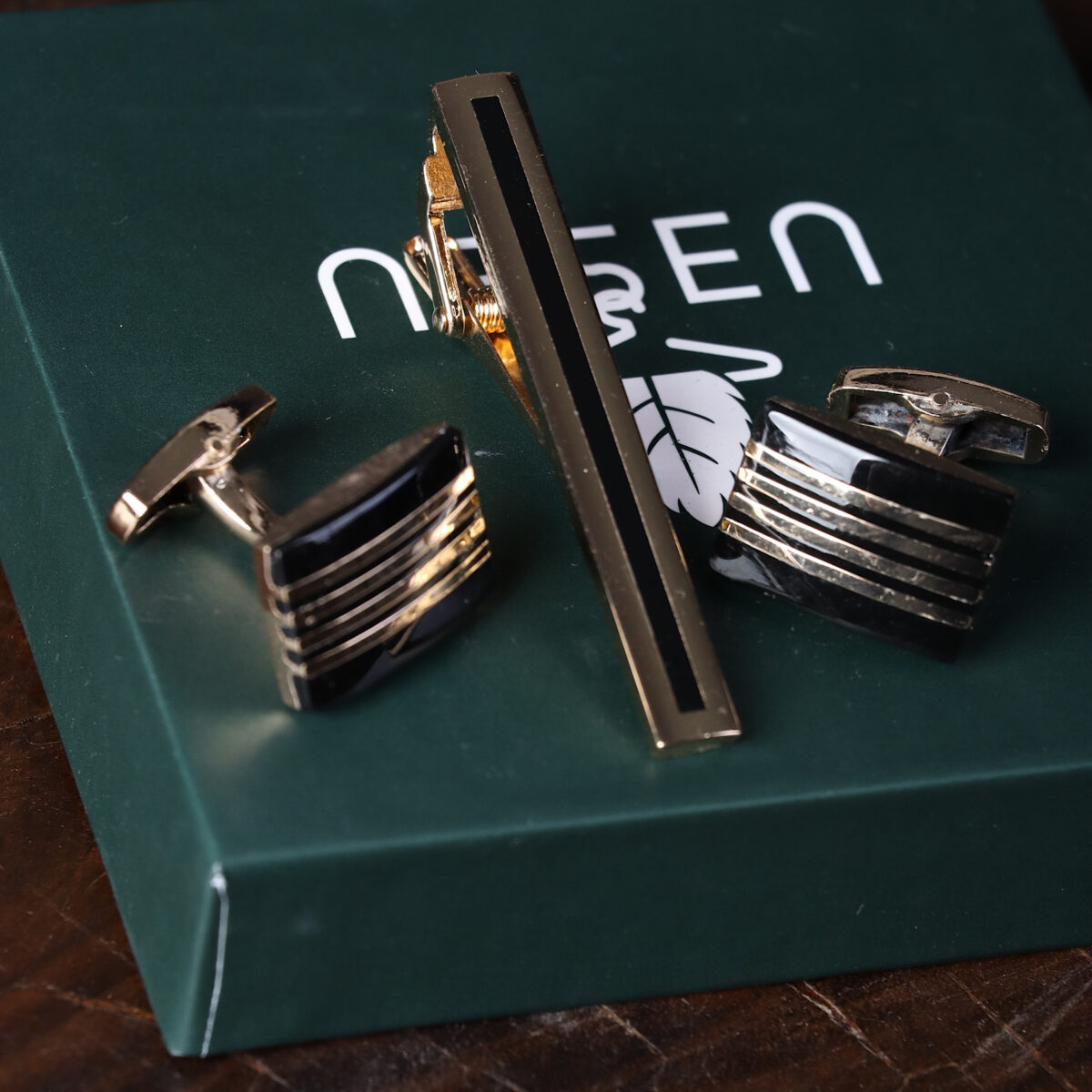 ست دکمه سردست و گیره کراوات مشکی طلایی NESEN مدل ST6