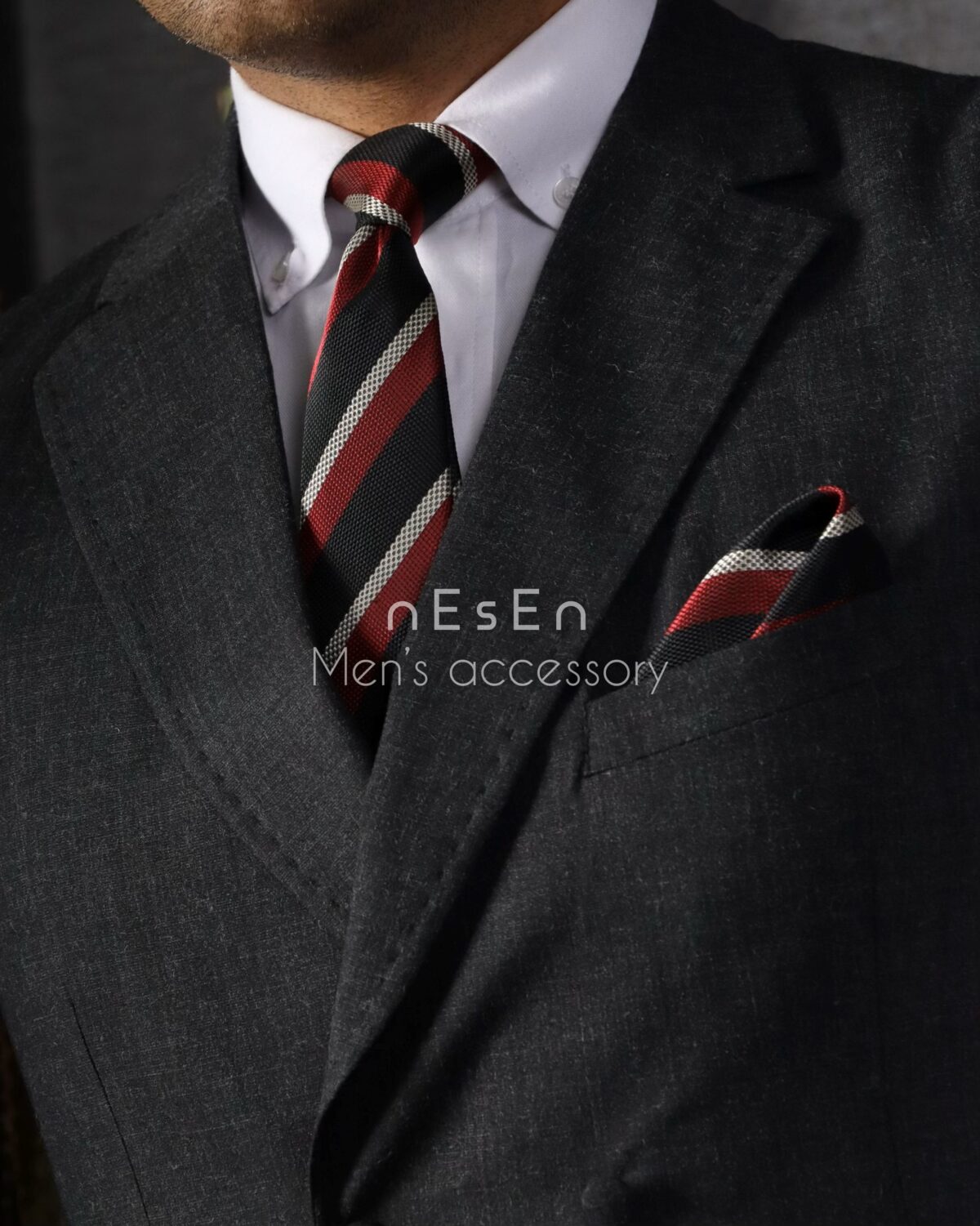 ست کراوات و دستمال‌جیب مردانه نسن – طرح کجراه مشکی قرمز T91