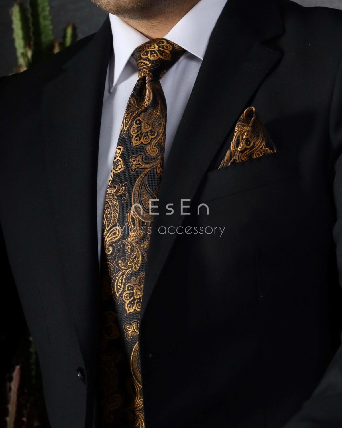ست کراوات و دستمال جیب مردانه نسن | طرح بته جقه مشکی طلایی T120